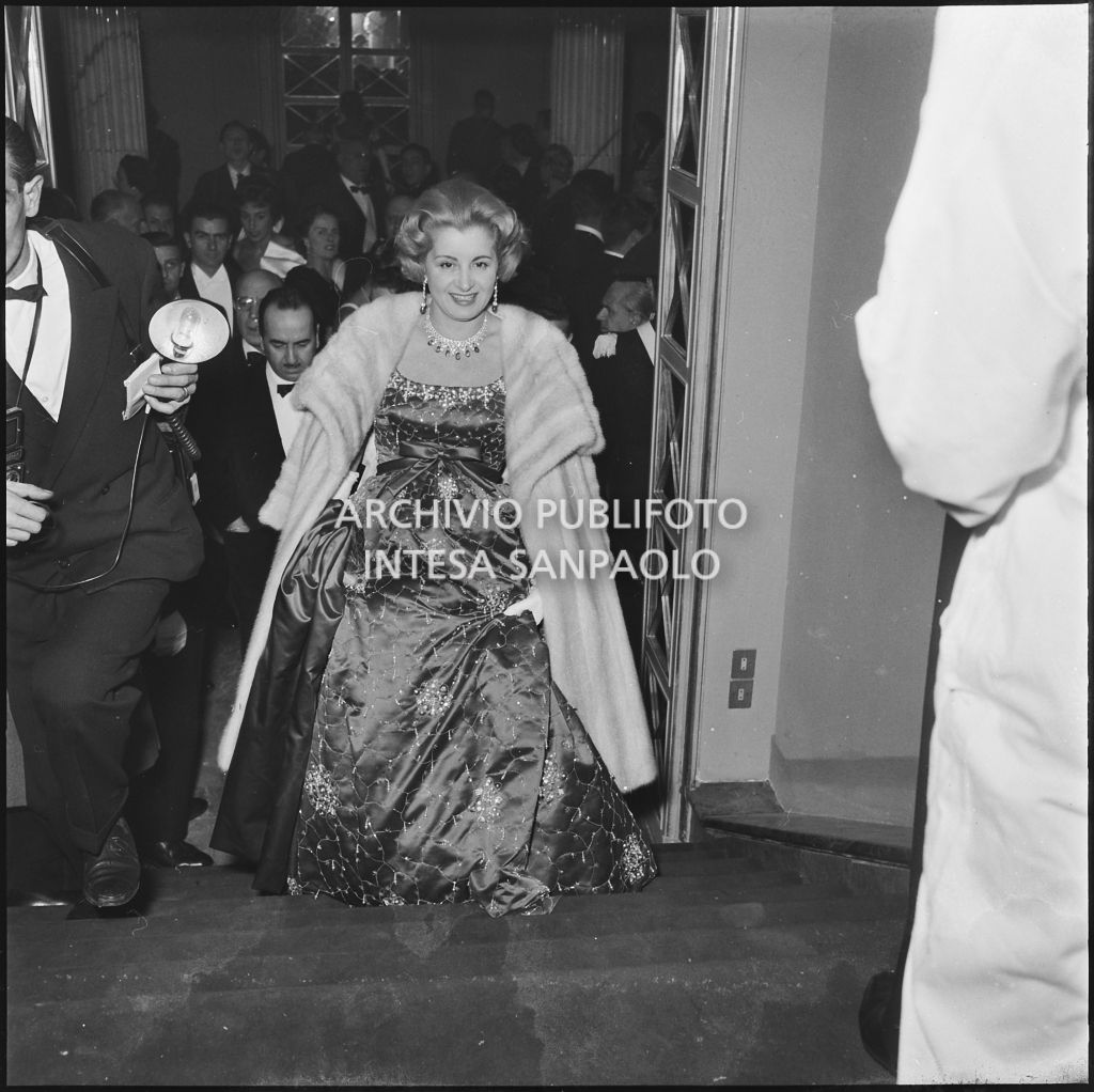 Enrica Invernizzi al Teatro alla Scala in occasione della serata inaugurale della stagione lirica 1958-1959 con l'opera "Turandot", di Giacomo Puccini, diretta da Antonino Votto con la regia di Margherita Wallmann