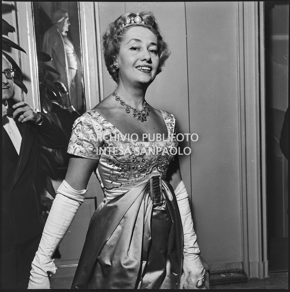 La contessa Alma Maria Lami al Teatro alla Scala in occasione dell'inaugurazione della stagione lirica 1958-1959 con l'opera "Turandot", di Giacomo Puccini, diretta da Antonino Votto con la regia di Margherita Wallmann