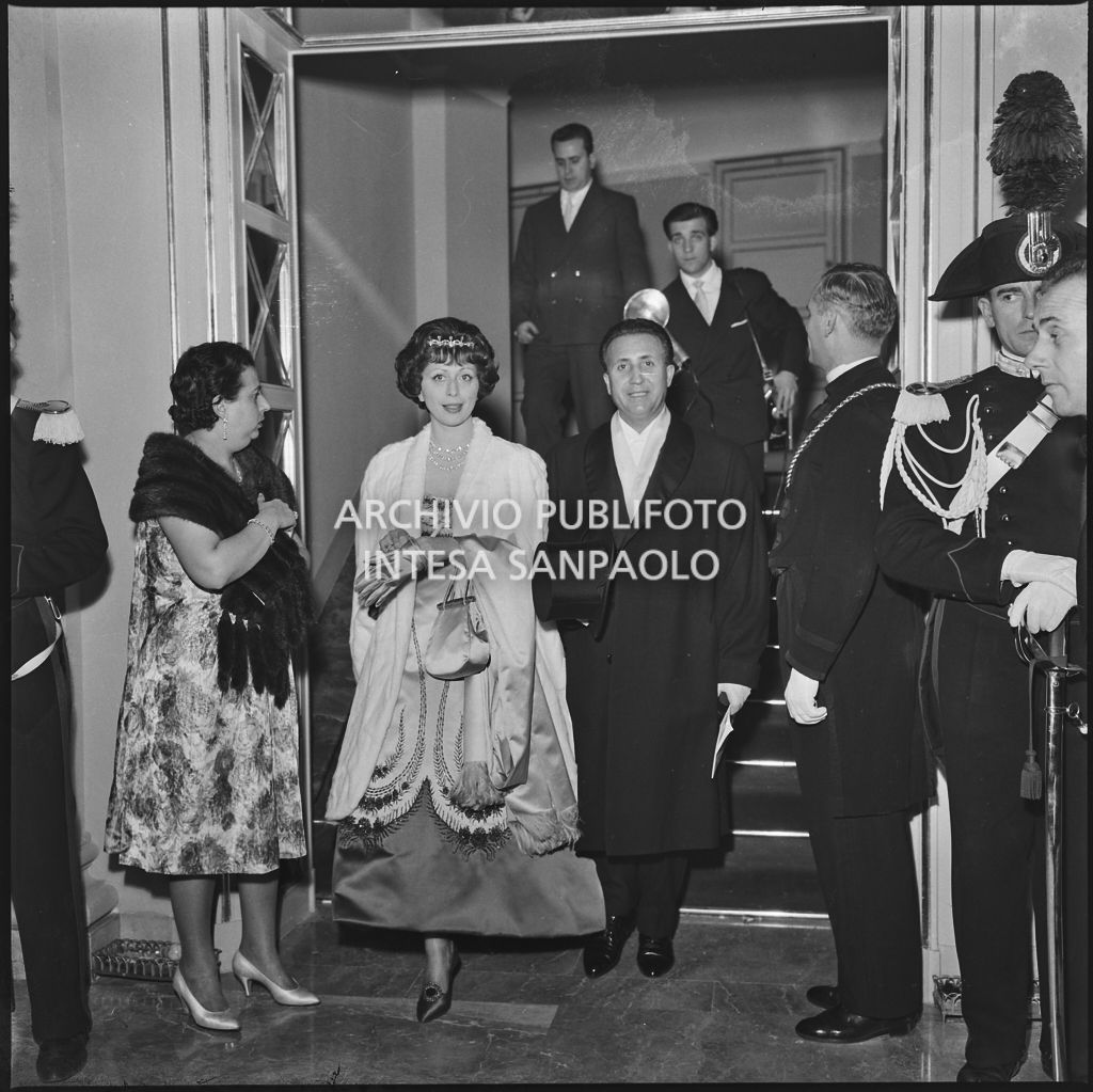Il conte Franco Cella di Rivara con la moglie al Teatro alla Scala in occasione della serata inaugurale della stagione lirica 1958-1959 con l'opera "Turandot", di Giacomo Puccini, diretta da Antonino Votto con la regia di Margherita Wallmann