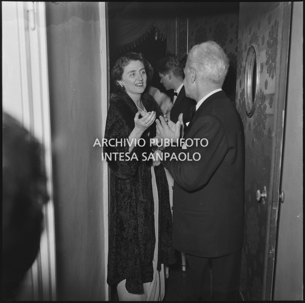 Carla Bissatini, moglie del presidente della Repubblica Giovanni Gronchi, e il sovrintendente al Teatro alla Scala Antonio Ghiringhelli in un palco del Teatro alla Scala in occasione della serata inaugurale della stagione lirica 1958-1959 con l'opera "Turandot", di Giacomo Puccini, diretta da Antonino Votto con la regia di Margherita Wallmann