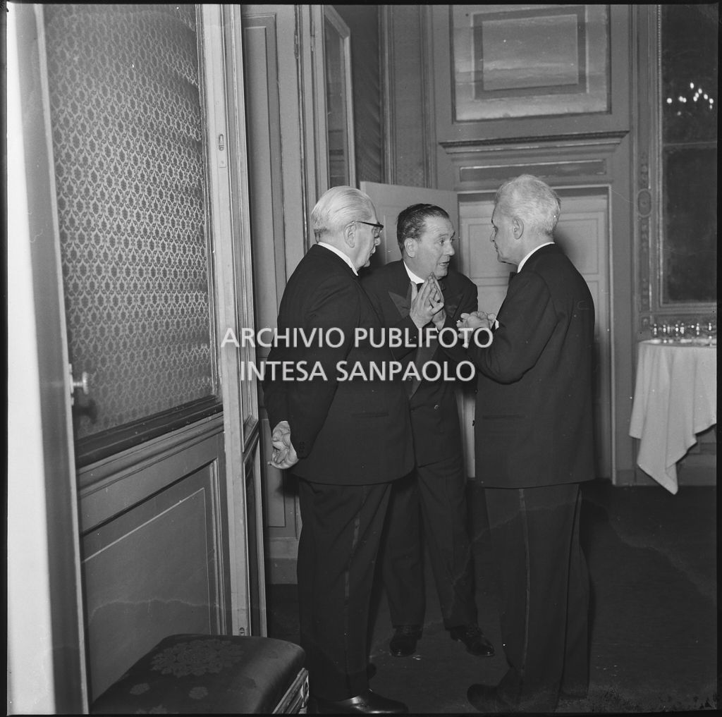 Il sindaco di Milano, Virgilio Ferrari, il sottosegretario alla Presidenza del Consiglio con delega allo spettacolo, sport e turismo, Egidio Ariosto, e il sovrintendente al Teatro alla Scala, Antonio Ghiringhelli, al Teatro alla Scala in occasione della serata inaugurale della stagione lirica 1958-1959 con l'opera "Turandot", di Giacomo Puccini, diretta da Antonino Votto con la regia di Margherita Wallmann