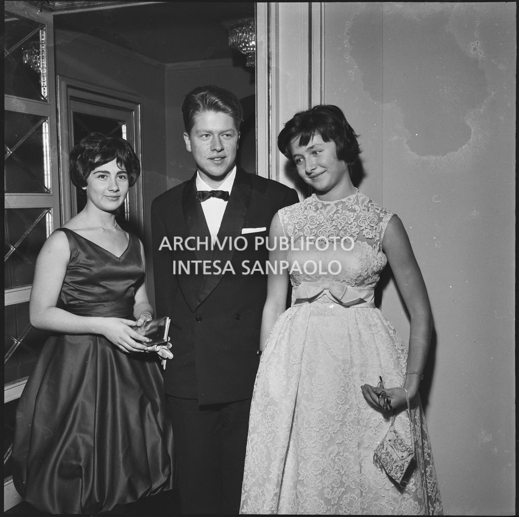 Mario e Maria Cecilia Gronchi, figli del presidente della Repubblica Giovanni Gronchi, con un'altra spettatrice al Teatro alla Scala in occasione della serata inaugurale della stagione lirica 1958-1959 con l'opera "Turandot", di Giacomo Puccini, diretta da Antonino Votto con la regia di Margherita Wallmann