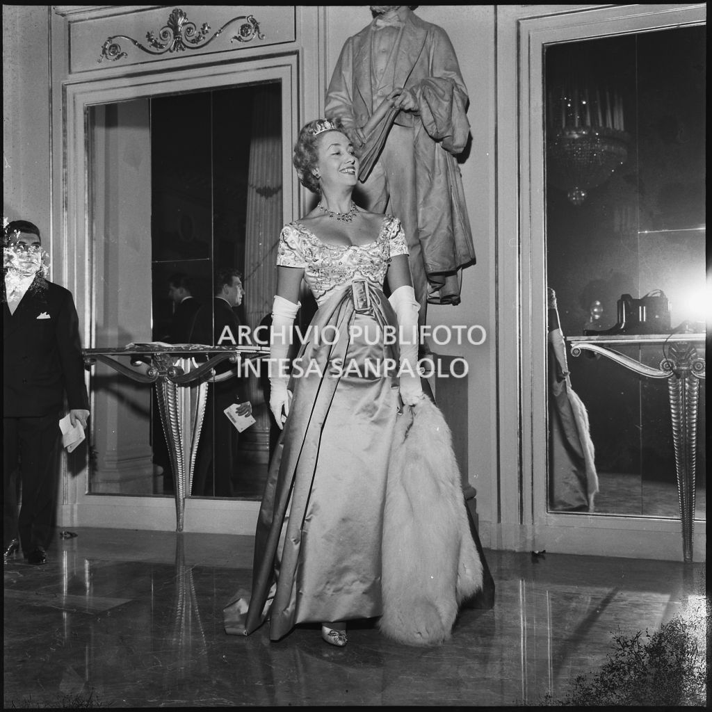 La contessa Alma Maria Lami nel foyer del Teatro alla Scala in occasione dell'inaugurazione della stagione lirica 1958-1959 con l'opera "Turandot", di Giacomo Puccini, diretta da Antonino Votto con la regia di Margherita Wallmann
