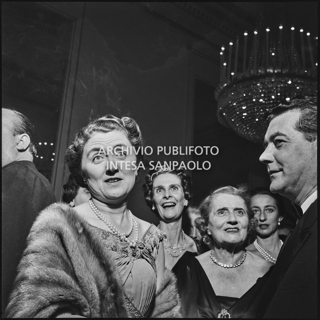 Carla Bissatini, moglie del presidente della Repubblica Giovanni Gronchi, al Teatro alla Scala in occasione della serata inaugurale della stagione lirica 1958-1959 con l'opera "Turandot", di Giacomo Puccini, diretta da Antonino Votto con la regia di Margherita Wallmann