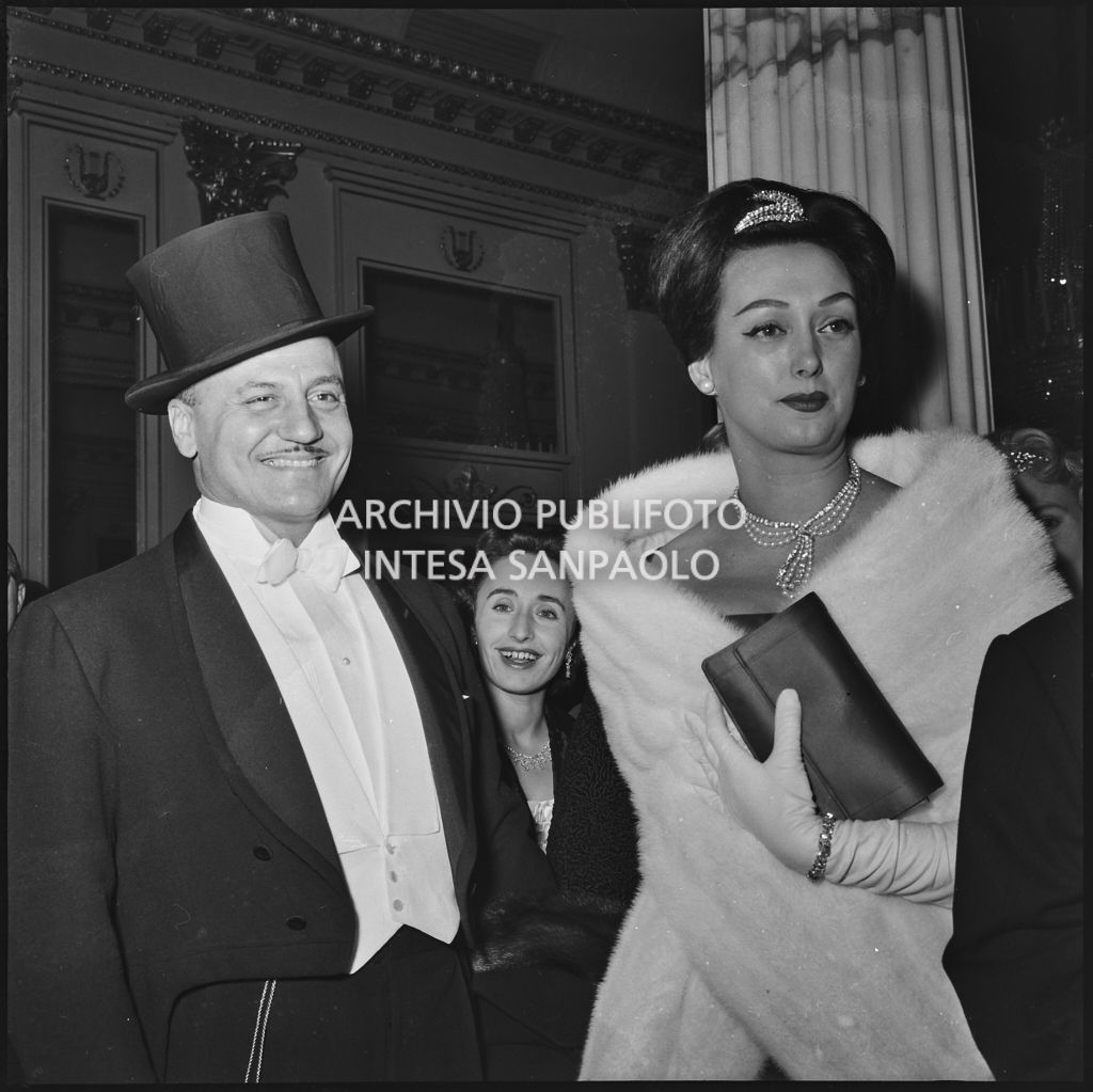 Lo stilista Pierre Balmain e Madeleine Kohler al Teatro alla Scala in occasione della serata inaugurale della stagione lirica 1958-1959 con l'opera "Turandot", di Giacomo Puccini, diretta da Antonino Votto con la regia di Margherita Wallmann
