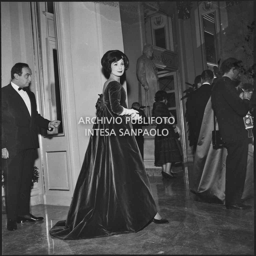 Eletta Polvani nel foyer del Teatro alla Scala in occasione della serata inaugurale della stagione lirica 1958-1959 con l'opera "Turandot", di Giacomo Puccini, diretta da Antonino Votto con la regia di Margherita Wallmann