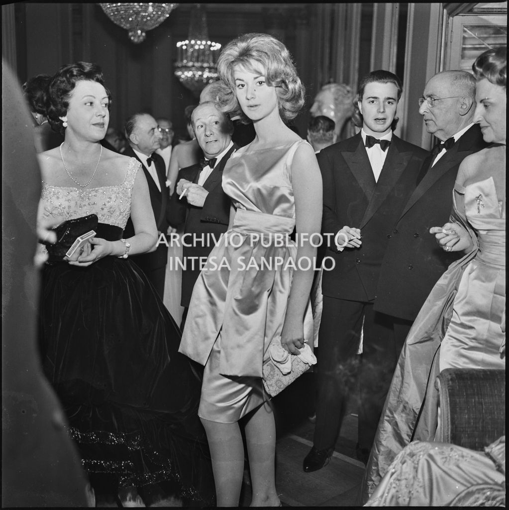 Lucia Vassallo al Teatro alla Scala in occasione della serata inaugurale della stagione lirica 1959-1960 con l'opera "Otello" di Giuseppe Verdi, diretta da Antonino Votto con la regia di Margherita Wallmann