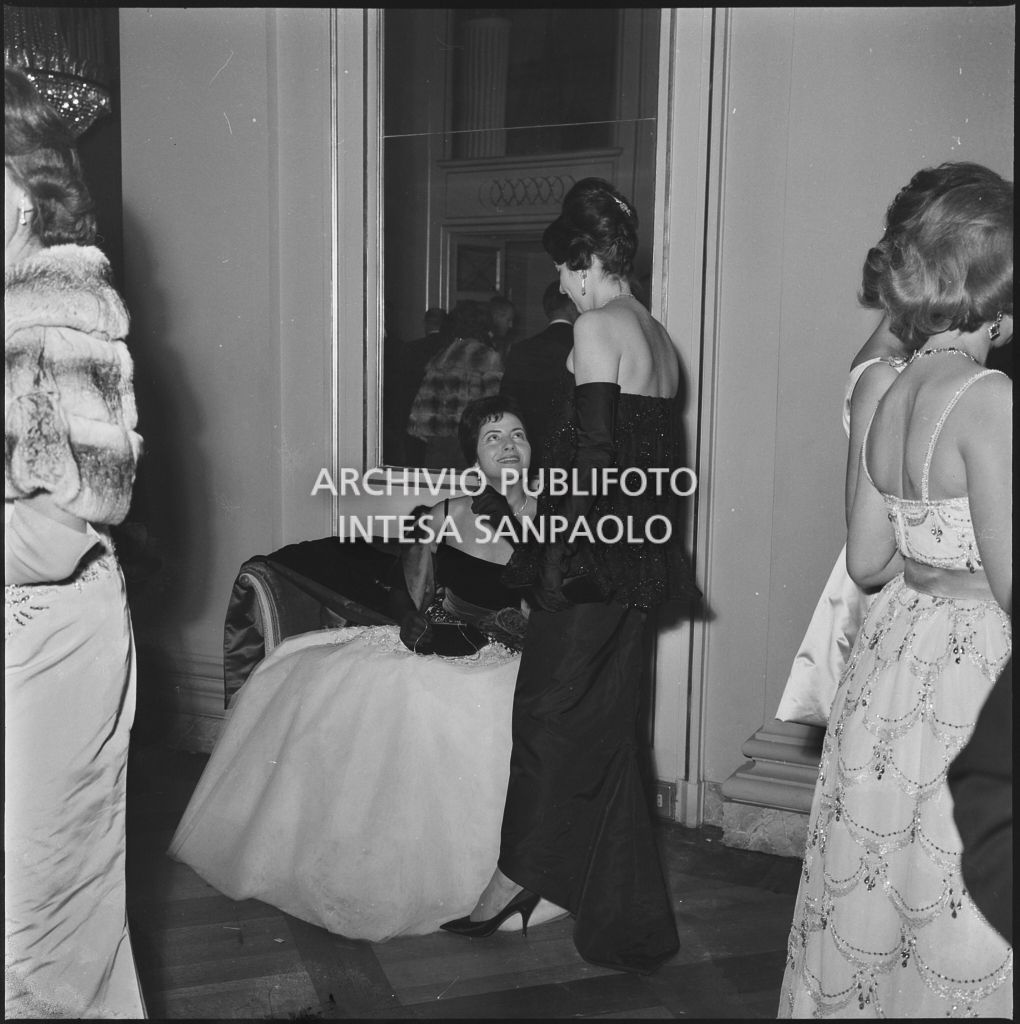 Il soprano Clara Petrella con la principessa Ruspoli al Teatro alla Scala in occasione della serata inaugurale della stagione lirica 1959-1960 con l'opera "Otello" di Giuseppe Verdi, diretta da Antonino Votto con la regia di Margherita Wallmann