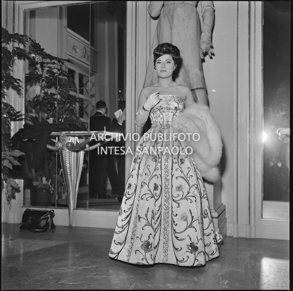 Una spettatrice al Teatro alla Scala in occasione della serata inaugurale della stagione lirica 1959-1960 con l'opera "Otello" di Giuseppe Verdi, diretta da Antonino Votto con la regia di Margherita Wallmann