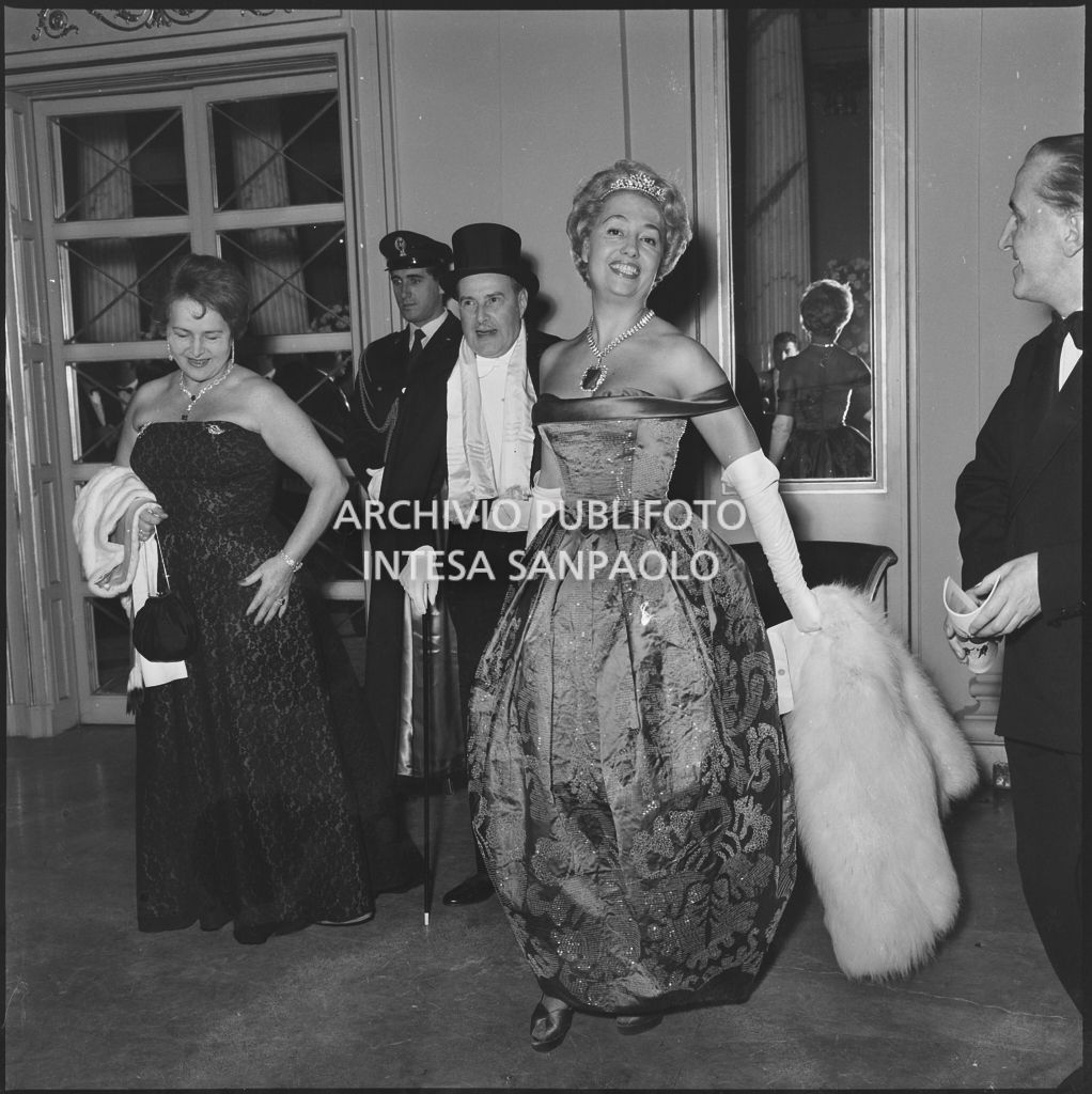 La contessa Alma Maria Lami nel foyer del Teatro alla Scala in occasione dell'inaugurazione della stagione lirica 1959-1960 con l'opera "Otello" di Giuseppe Verdi, diretta da Antonino Votto con la regia di Margherita Wallmann