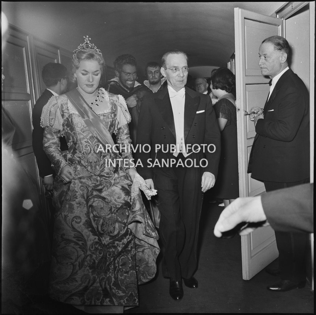 Il direttore d'orchestra Antonino Votto, il soprano Leonie Rysanek e il tenore Mario Del Monaco, in abiti di scena, al Teatro alla Scala in occasione della serata inaugurale della stagione lirica 1959-1960 con l'opera "Otello" di Giuseppe Verdi, diretta da Antonino Votto con la regia di Margherita Wallmann