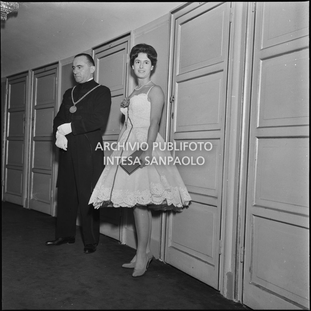 Una spettatrice al Teatro alla Scala in occasione della serata inaugurale della stagione lirica 1959-1960 con l'opera "Otello" di Giuseppe Verdi, diretta da Antonino Votto con la regia di Margherita Wallmann