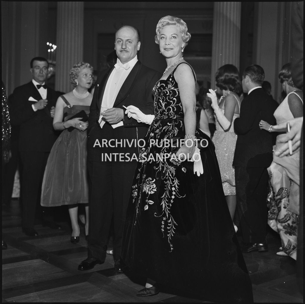 Lo stilista Pierre Balmain al Teatro alla Scala in occasione della serata inaugurale della stagione lirica 1959-1960 con l'opera "Otello" di Giuseppe Verdi, diretta da Antonino Votto con la regia di Margherita Wallmann