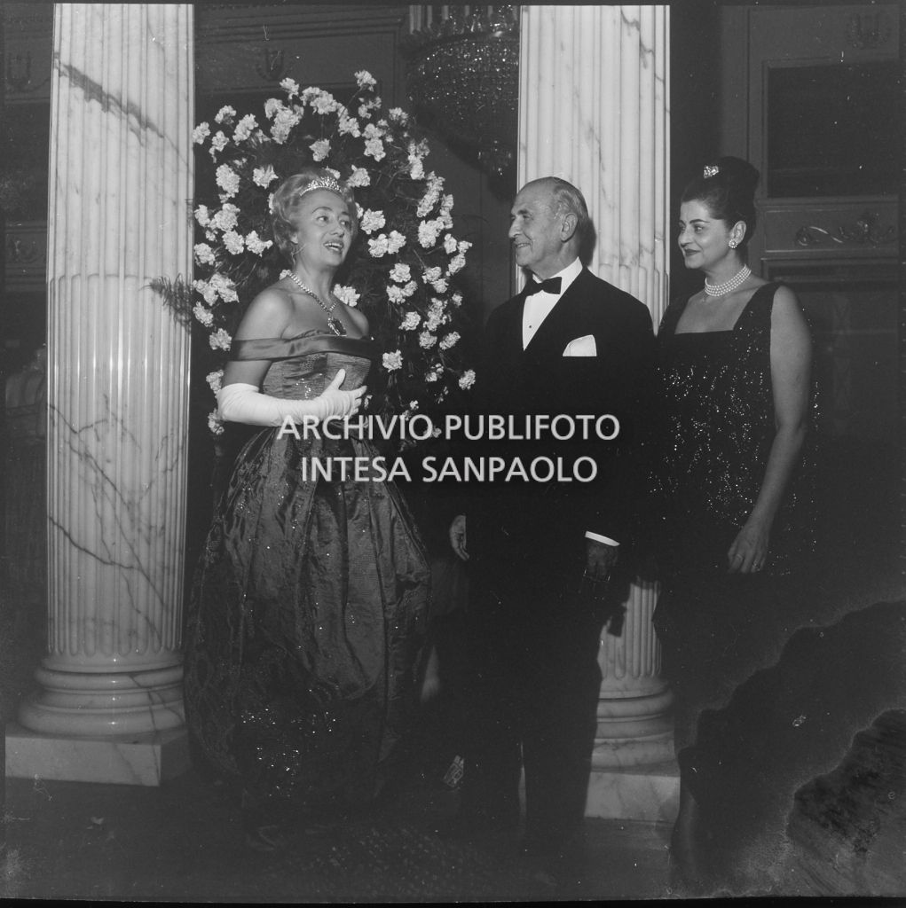 La contessa Alma Maria Lami nel foyer del Teatro alla Scala in occasione dell'inaugurazione della stagione lirica 1959-1960 con l'opera "Otello" di Giuseppe Verdi, diretta da Antonino Votto con la regia di Margherita Wallmann