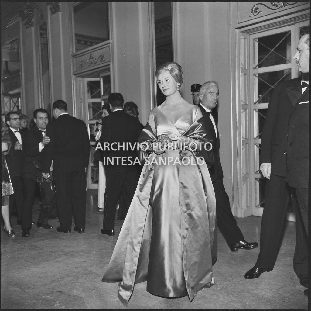 Mimi Alberini Uglietti nel foyer del Teatro alla Scala in occasione della serata inaugurale della stagione lirica 1959-1960 con l'opera "Otello" di Giuseppe Verdi, diretta da Antonino Votto con la regia di Margherita Wallmann