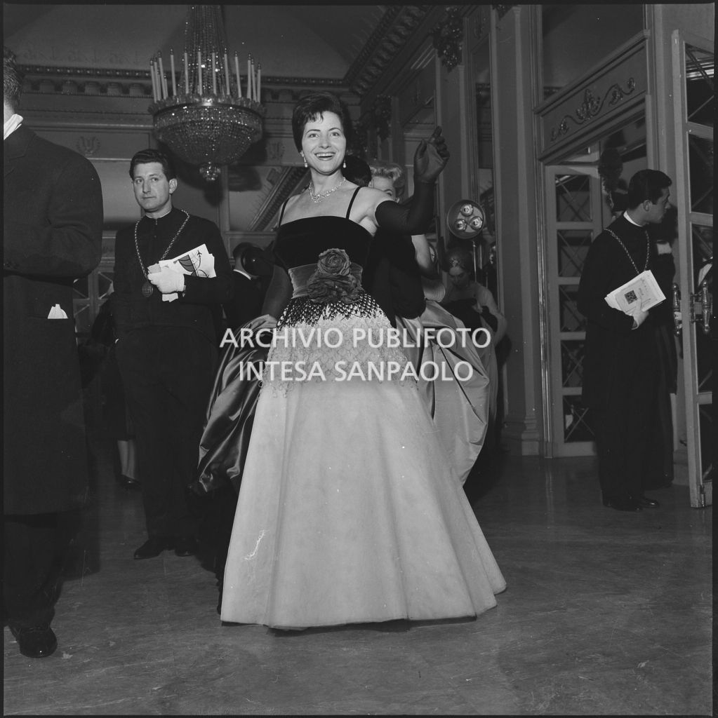 Il soprano Clara Petrella nel foyer del Teatro alla Scala in occasione della serata inaugurale della stagione lirica 1959-1960 con l'opera "Otello" di Giuseppe Verdi, diretta da Antonino Votto con la regia di Margherita Wallmann