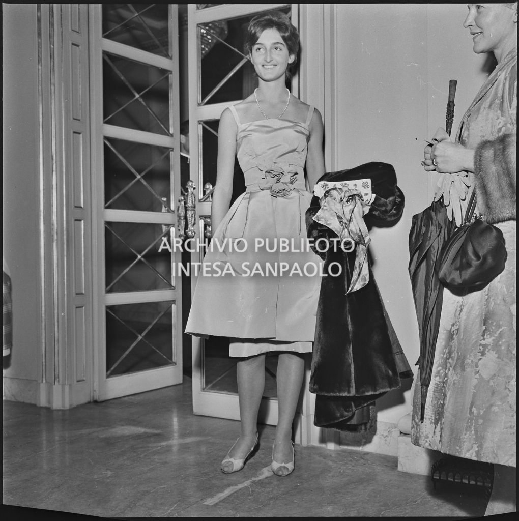 Paola Ricas nel foyer del Teatro alla Scala in occasione della serata inaugurale della stagione lirica 1959-1960 con l'opera "Otello" di Giuseppe Verdi, diretta da Antonino Votto con la regia di Margherita Wallmann