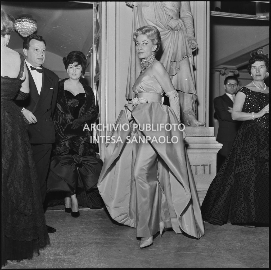 La contessa Annabella Besozzi al Teatro alla Scala in occasione della serata inaugurale della stagione lirica 1959-1960 con l'opera "Otello" di Giuseppe Verdi, diretta da Antonino Votto con la regia di Margherita Wallmann