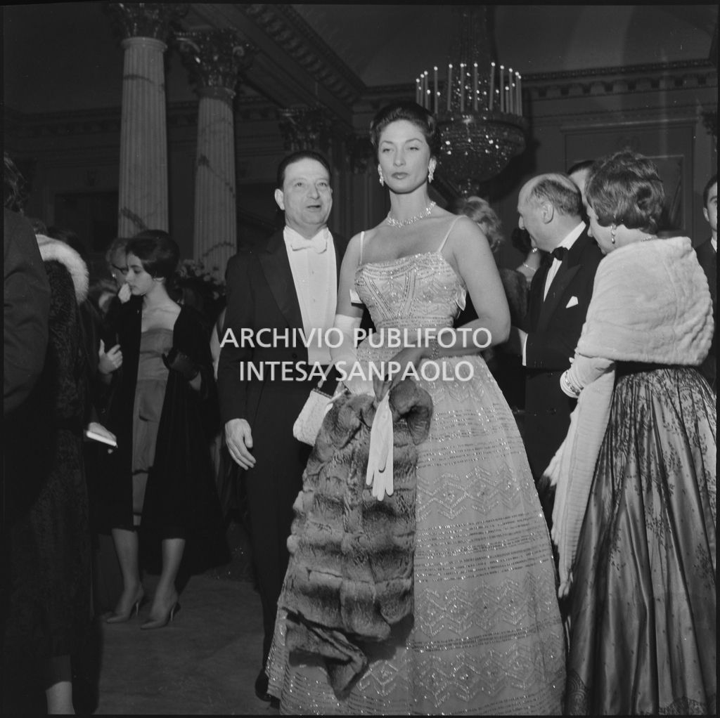 La baronessa Stefania Von Kories nel foyer del Teatro alla Scala in occasione della serata inaugurale della stagione lirica 1959-1960 con l'opera "Otello" di Giuseppe Verdi, diretta da Antonino Votto con la regia di Margherita Wallmann