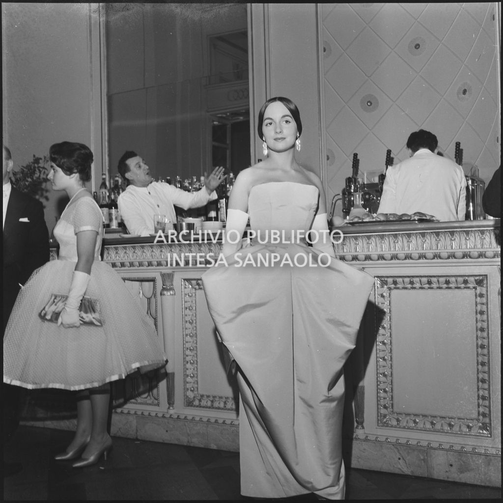 Francesca Zingone al bar del Teatro alla Scala in occasione della serata inaugurale della stagione lirica 1959-1960 con l'opera "Otello" di Giuseppe Verdi, diretta da Antonino Votto con la regia di Margherita Wallmann