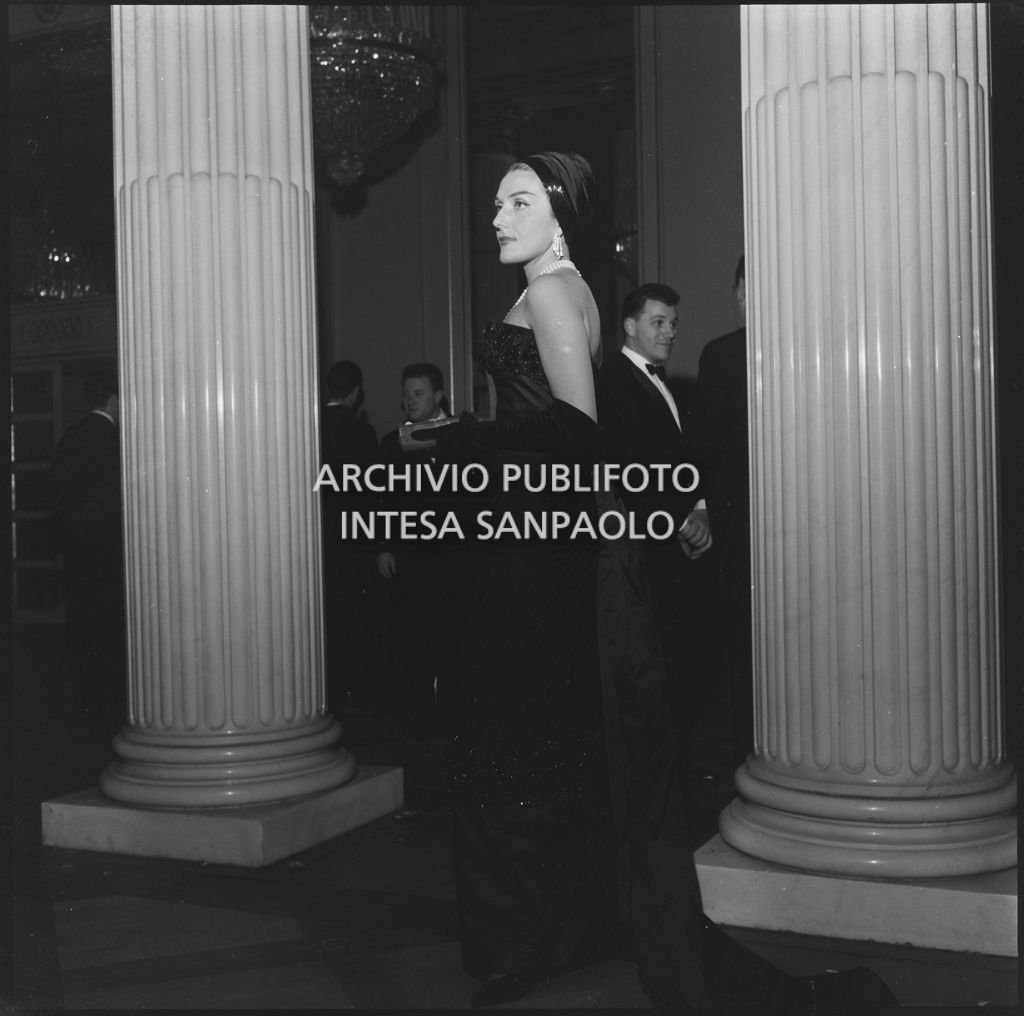 Marika Carniti nel foyer del Teatro alla Scala in occasione della serata inaugurale della stagione lirica 1959-1960 con l'opera "Otello" di Giuseppe Verdi, diretta da Antonino Votto con la regia di Margherita Wallmann