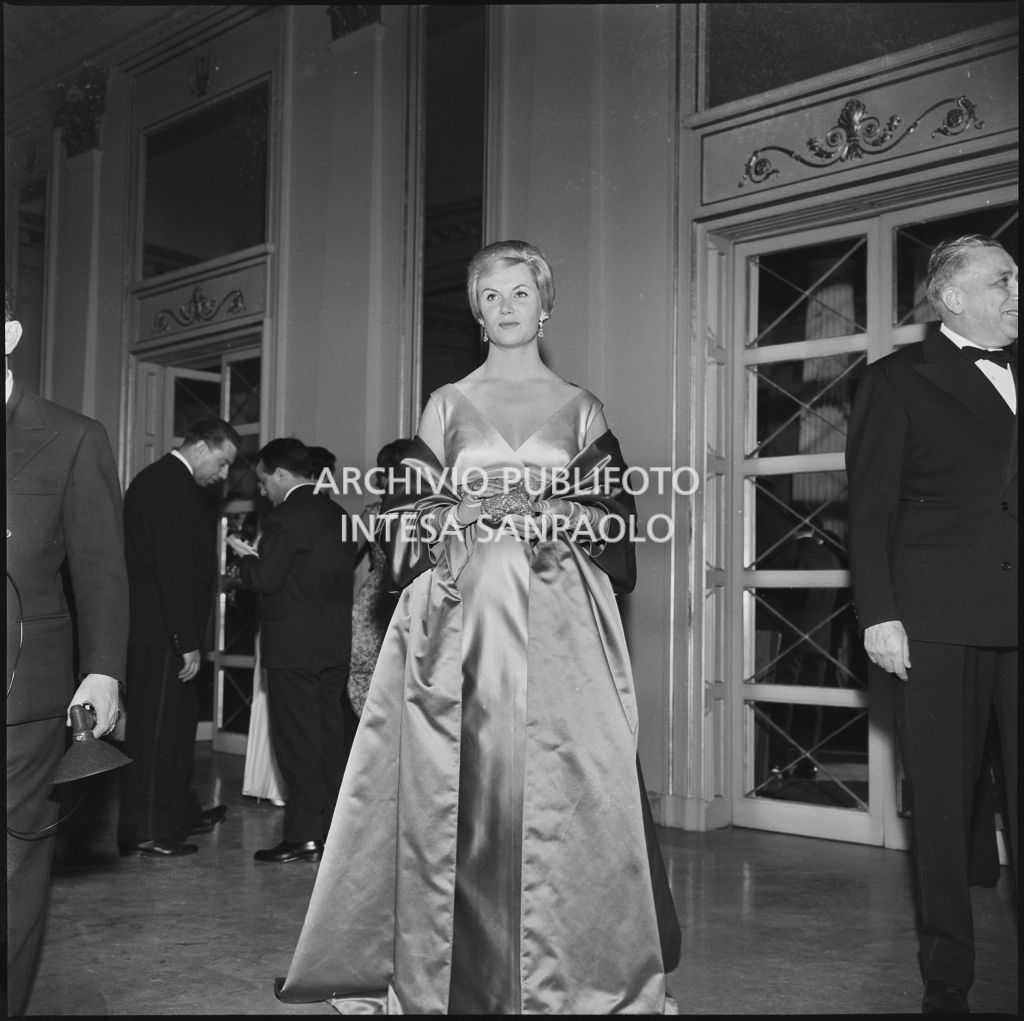 Mimi Alberini Uglietti nel foyer del Teatro alla Scala in occasione della serata inaugurale della stagione lirica 1959-1960 con l'opera "Otello" di Giuseppe Verdi, diretta da Antonino Votto con la regia di Margherita Wallmann