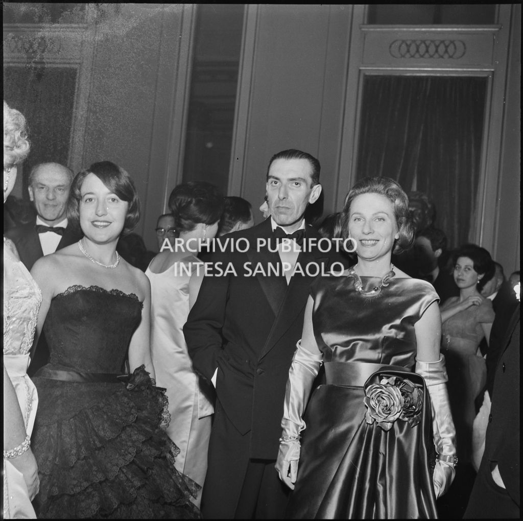 Il ministro Dino Del Bo con la moglie nel foyer del Teatro alla Scala in occasione della serata inaugurale della stagione lirica 1959-1960 con l'opera "Otello" di Giuseppe Verdi, diretta da Antonino Votto con la regia di Margherita Wallmann