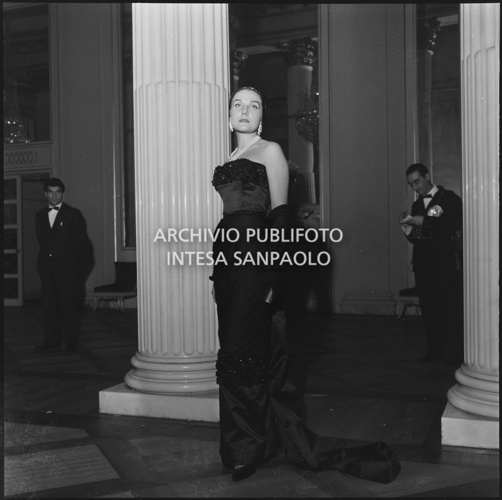 Marika Carniti nel foyer del Teatro alla Scala in occasione della serata inaugurale della stagione lirica 1959-1960 con l'opera "Otello" di Giuseppe Verdi, diretta da Antonino Votto con la regia di Margherita Wallmann