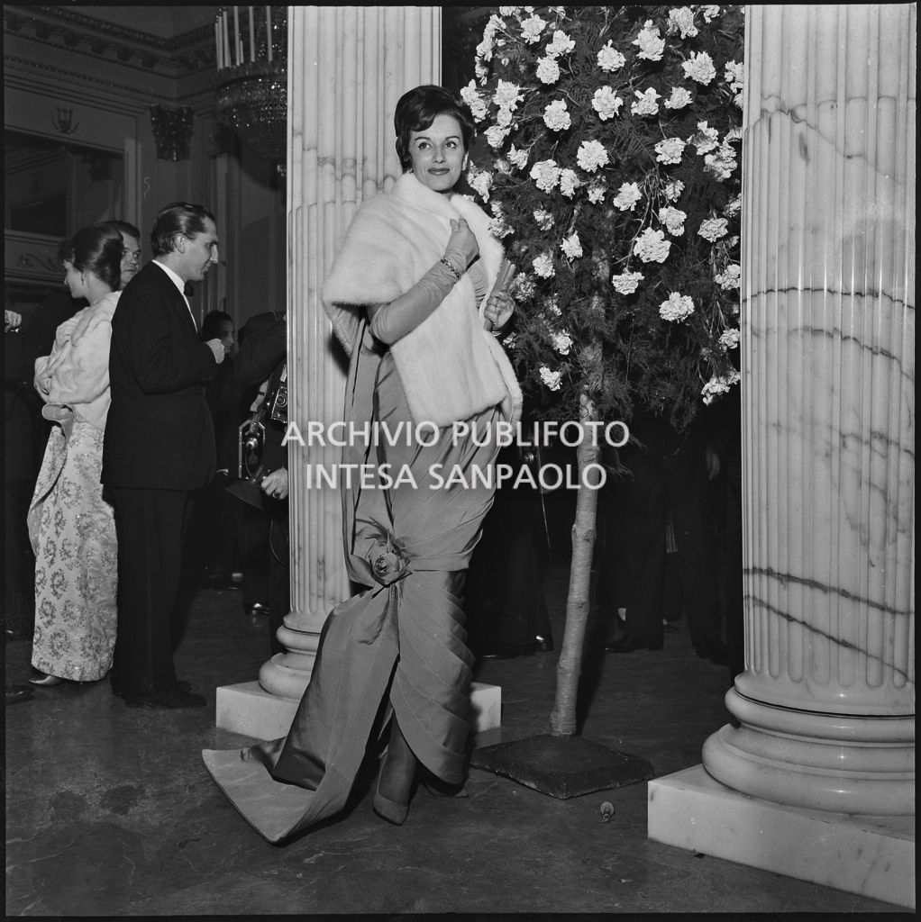 Ljuba Rosa nel foyer del Teatro alla Scala in occasione della serata inaugurale della stagione lirica 1959-1960 con l'opera "Otello" di Giuseppe Verdi, diretta da Antonino Votto con la regia di Margherita Wallmann