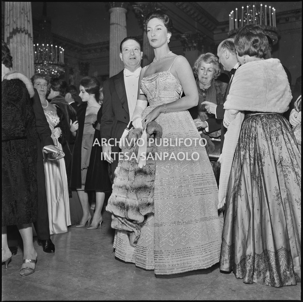 La baronessa Stefania Von Kories nel foyer del Teatro alla Scala in occasione della serata inaugurale della stagione lirica 1959-1960 con l'opera "Otello" di Giuseppe Verdi, diretta da Antonino Votto con la regia di Margherita Wallmann