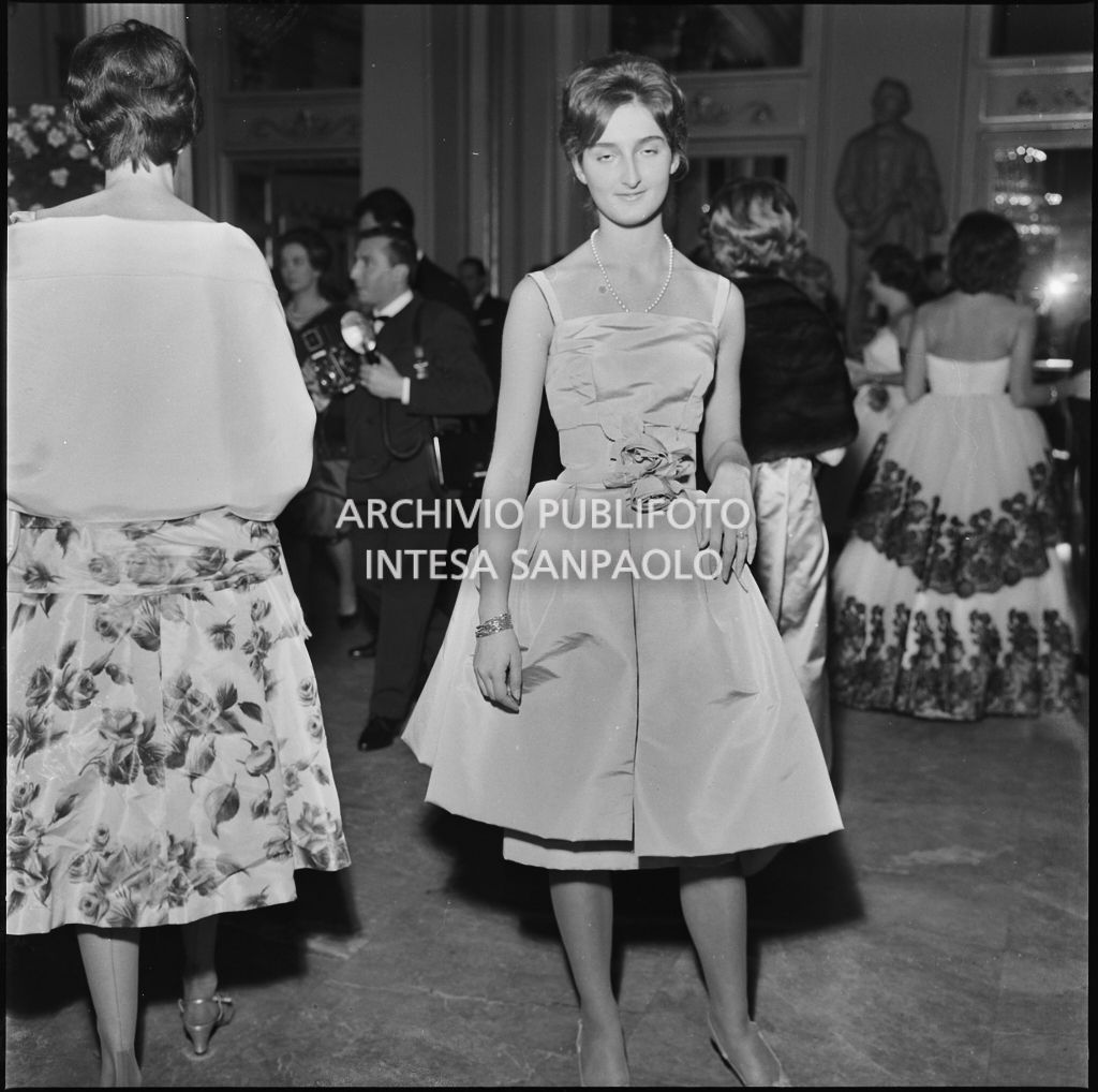 Paola Ricas nel foyer del Teatro alla Scala in occasione della serata inaugurale della stagione lirica 1959-1960 con l'opera "Otello" di Giuseppe Verdi, diretta da Antonino Votto con la regia di Margherita Wallmann