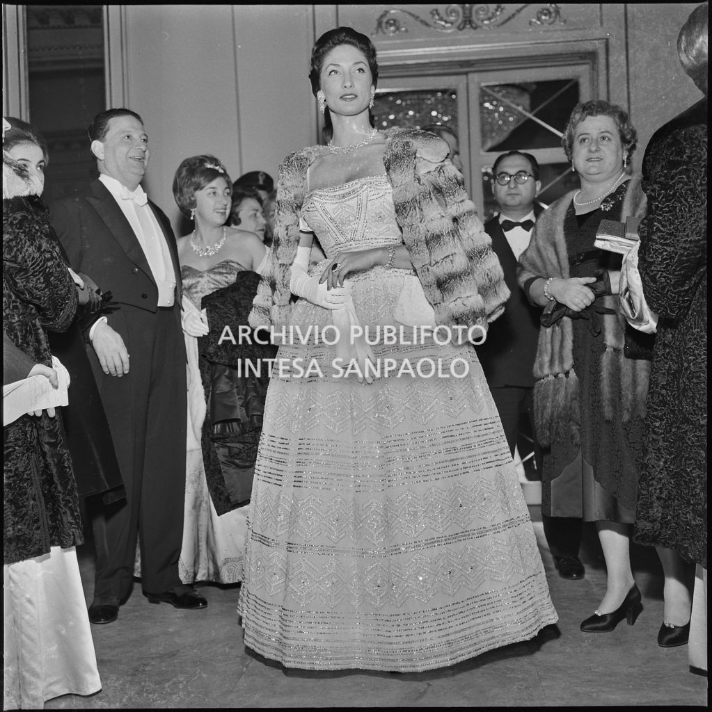 La baronessa Stefania Von Kories nel foyer del Teatro alla Scala in occasione della serata inaugurale della stagione lirica 1959-1960 con l'opera "Otello" di Giuseppe Verdi, diretta da Antonino Votto con la regia di Margherita Wallmann