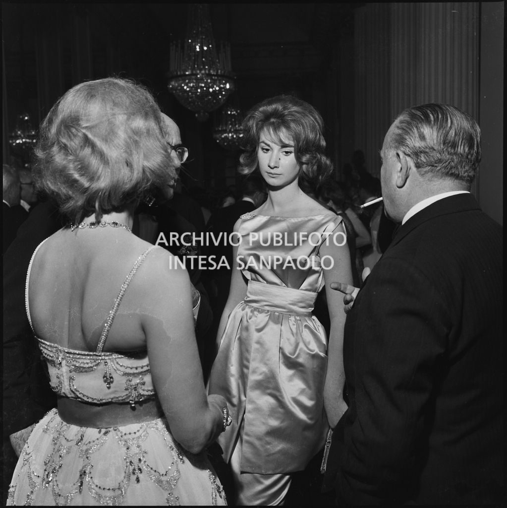 Lucia Vassallo nel foyer del Teatro alla Scala in occasione della serata inaugurale della stagione lirica 1959-1960 con l'opera "Otello" di Giuseppe Verdi, diretta da Antonino Votto con la regia di Margherita Wallmann