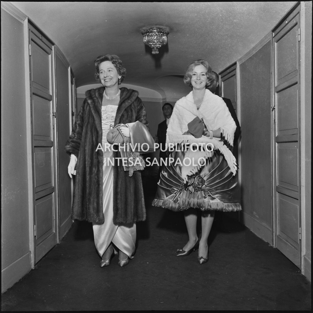 Ingeborg Ferro al Teatro alla Scala in occasione della serata inaugurale della stagione lirica 1959-1960 con l'opera "Otello" di Giuseppe Verdi, diretta da Antonino Votto con la regia di Margherita Wallmann