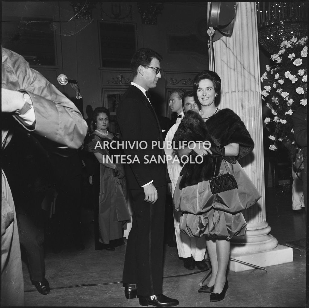 Marisa Borroni con il marito nel foyer del Teatro alla Scala in occasione della serata inaugurale della stagione lirica 1959-1960 con l'opera "Otello" di Giuseppe Verdi, diretta da Antonino Votto con la regia di Margherita Wallmann