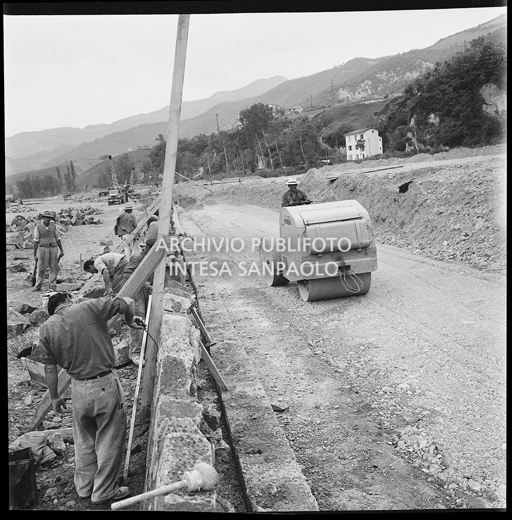 Operaio a bordo di uno schiacciasassi nel cantiere di costruzione dell'Autostrada del Sole nel tratto Sasso Marconi-Vado<br>383324