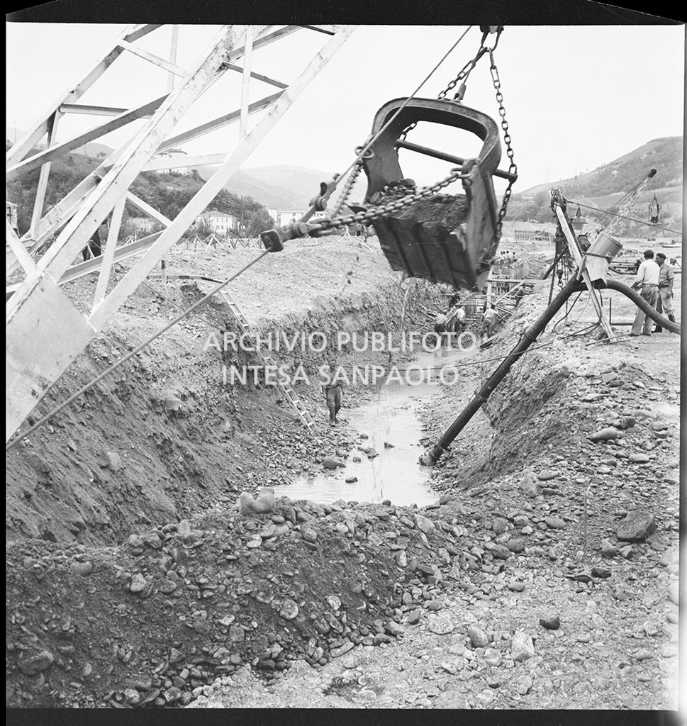 Scavi nel cantiere di costruzione dell'Autostrada del Sole nel tratto Sasso Marconi-Vado<br>383325