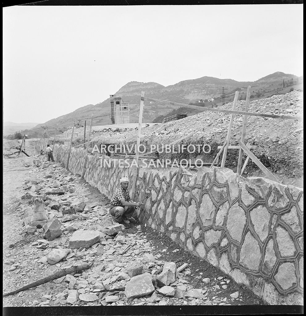 Operai al lavoro nel cantiere di costruzione dell'Autostrada del Sole nel tratto Sasso Marconi-Vado<br>383327