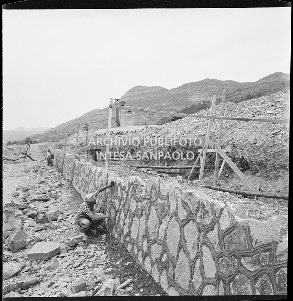 Operai al lavoro nel cantiere di costruzione dell'Autostrada del Sole nel tratto Sasso Marconi-Vado<br>383328
