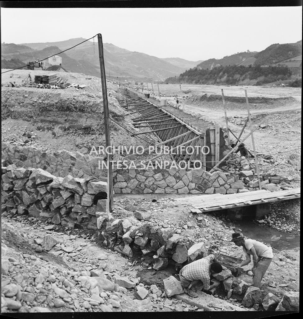Operai al lavoro nel cantiere di costruzione dell'Autostrada del Sole nel tratto Sasso Marconi-Vado<br>383329