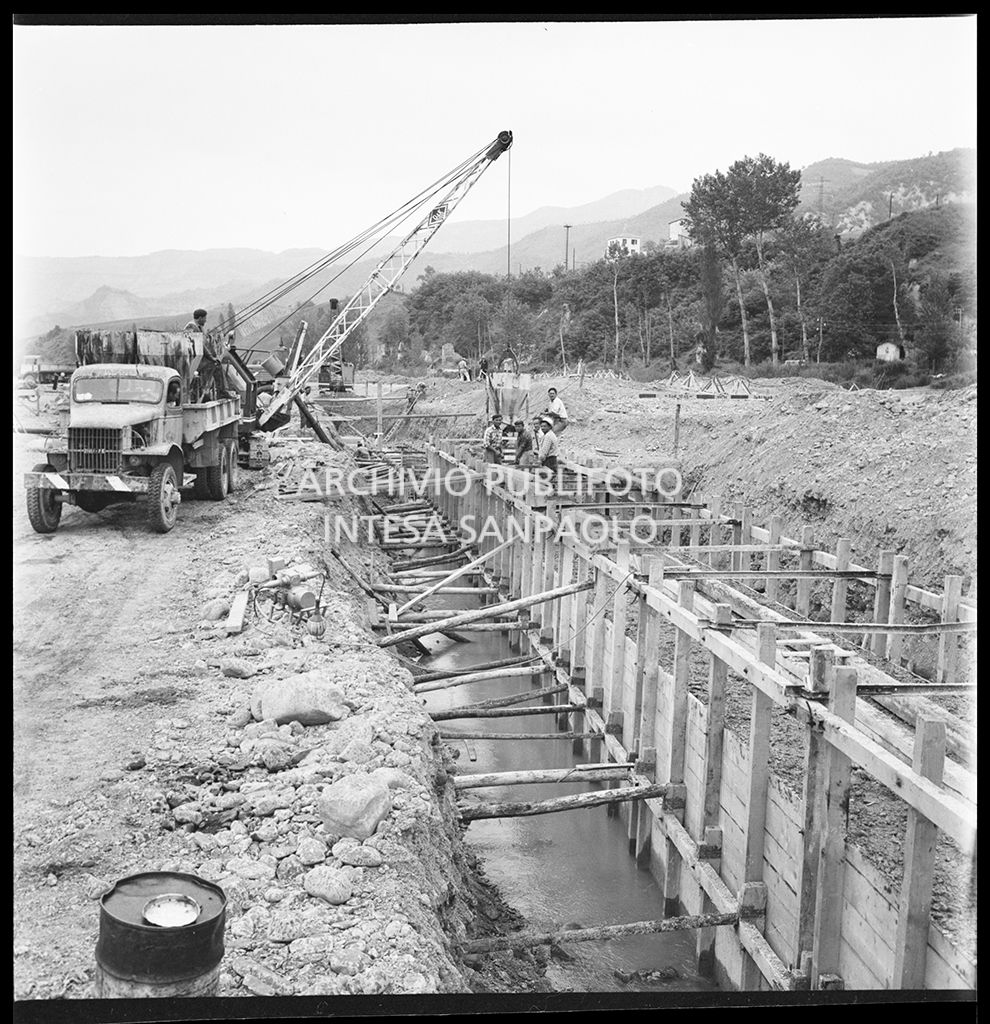 Operai al lavoro nel cantiere di costruzione dell'Autostrada del Sole nel tratto Sasso Marconi-Vado<br>383331