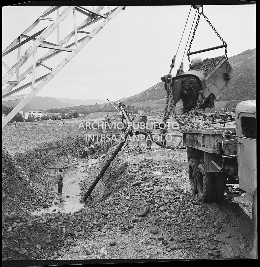 Scavi nel cantiere di costruzione dell'Autostrada del Sole nel tratto Sasso Marconi-Vado<br>383322