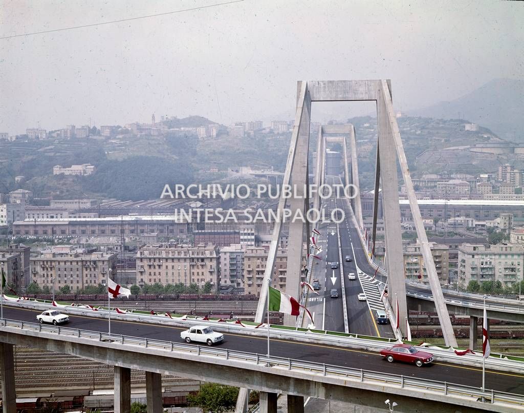 Vista frontale dei piloni del viadotto sul Polcevera, autostrada Genova-Savona