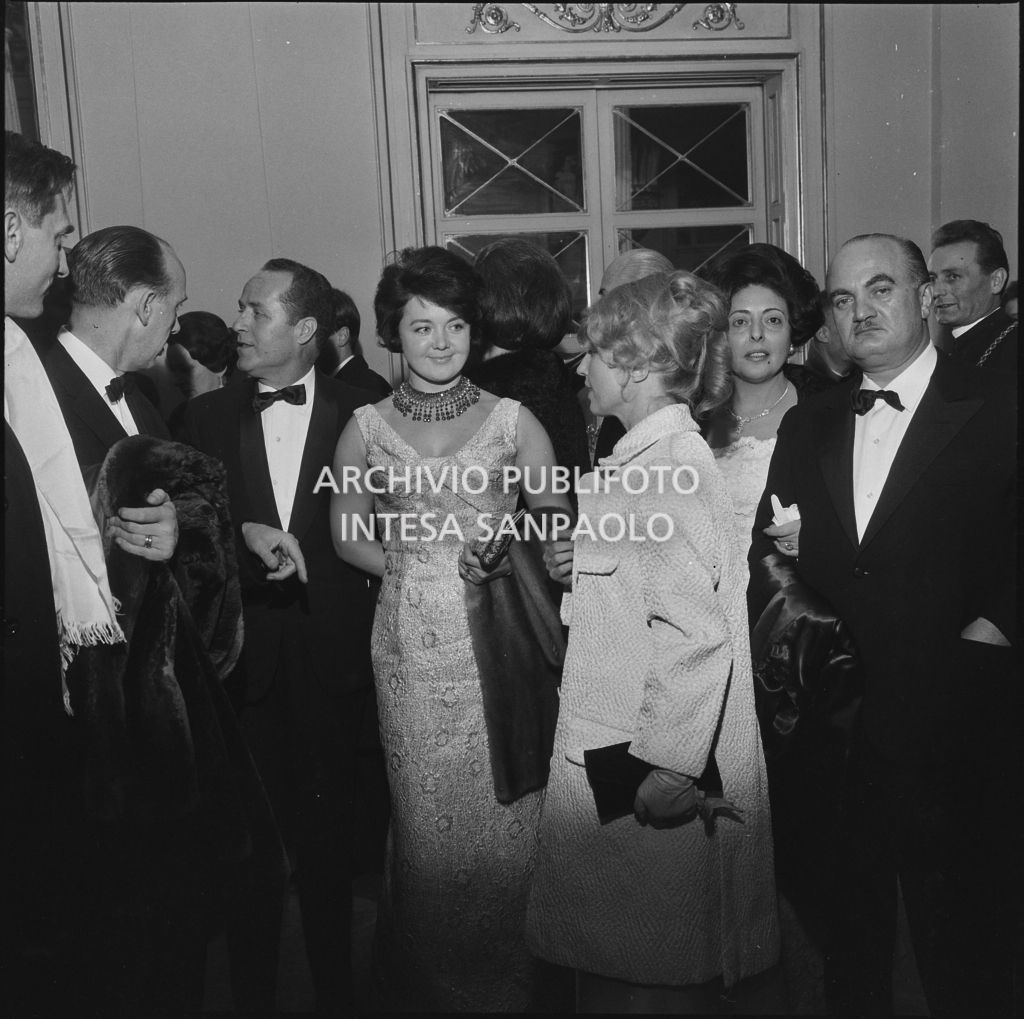 Alcuni spettatori nel foyer del Teatro alla Scala in occasione della serata inaugurale della stagione lirica 1965-1966 con l'opera "La forza del destino", di Giuseppe Verdi, diretta da Gianandrea Gavazzeni e la regia di Margherita Wallmann