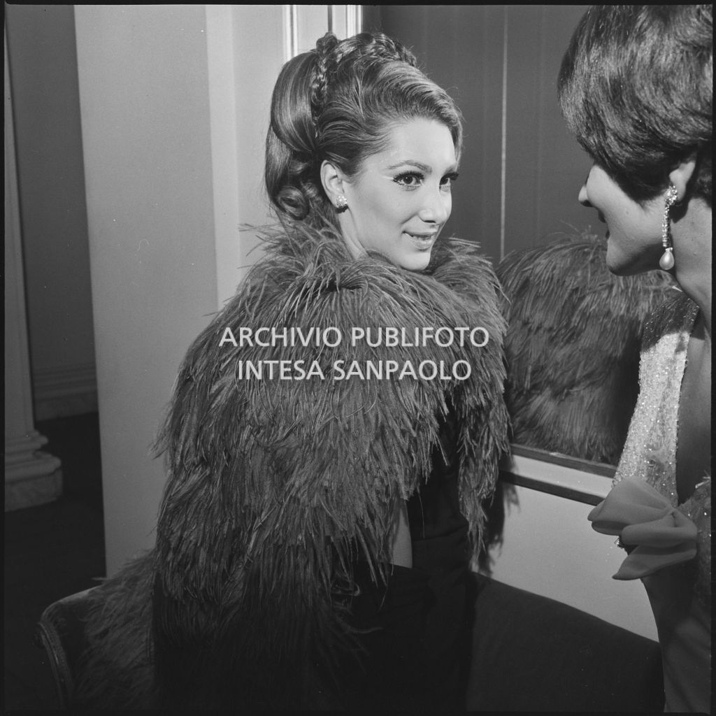Una spettatrice al Teatro alla Scala in occasione della serata inaugurale della stagione lirica 1965-1966 con l'opera "La forza del destino", di Giuseppe Verdi, diretta da Gianandrea Gavazzeni e la regia di Margherita Wallmann