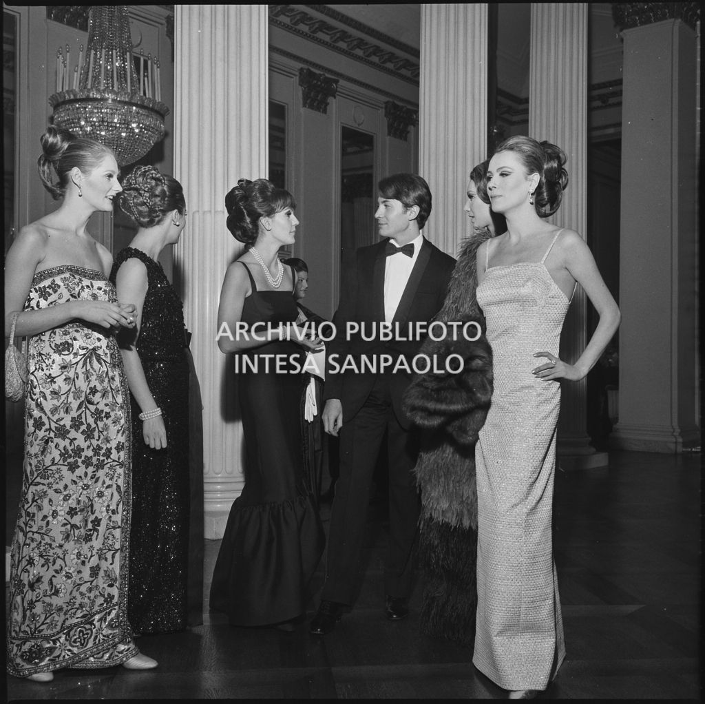 Alcuni spettatori nel foyer del Teatro alla Scala in occasione della serata inaugurale della stagione lirica 1965-1966 con l'opera "La forza del destino", di Giuseppe Verdi, diretta da Gianandrea Gavazzeni e la regia di Margherita Wallmann