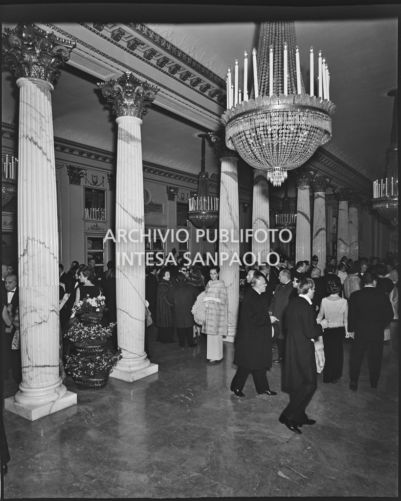 Vista sul foyer del Teatro alla Scala, gremito di gente, in occasione della serata inaugurale della stagione lirica 1965-1966 con l'opera "La forza del destino", di Giuseppe Verdi, diretta da Gianandrea Gavazzeni e la regia di Margherita Wallmann