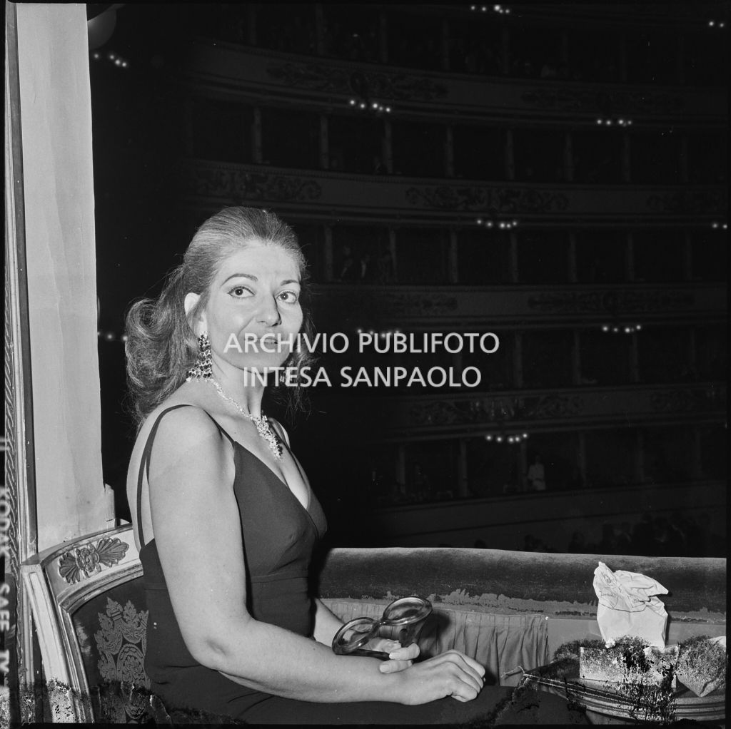 La soprano Maria Callas in un palco del Teatro alla Scala in occasione della serata inaugurale della stagione lirica 1970-1971 con l'opera "I vespri siciliani", di Giuseppe Verdi, diretta da Gianandrea Gavazzeni, con la regia di Giorgio De Lullo