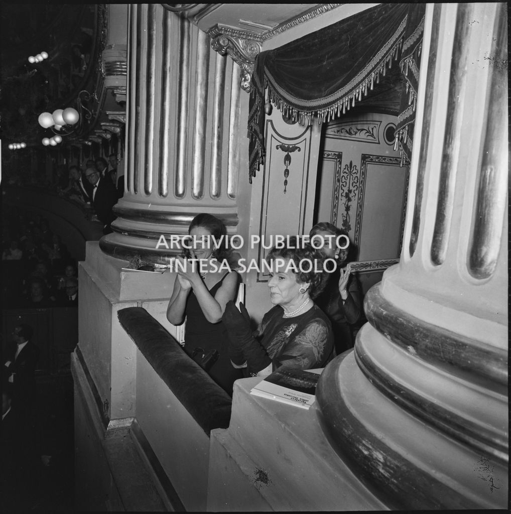 La soprano Maria Callas in un palco del Teatro alla Scala in occasione della serata inaugurale della stagione lirica 1970-1971 con l'opera "I vespri siciliani", di Giuseppe Verdi, diretta da Gianandrea Gavazzeni, con la regia di Giorgio De Lullo