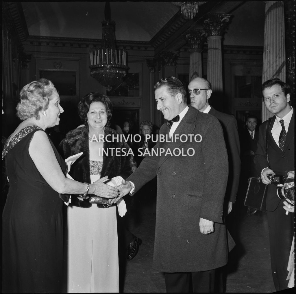 Il sindaco di Milano Aldo Aniasi al Teatro alla Scala in occasione della serata inaugurale della stagione lirica 1970-1971 con l'opera "I vespri siciliani", di Giuseppe Verdi, diretta da Gianandrea Gavazzeni, con la regia di Giorgio De Lullo